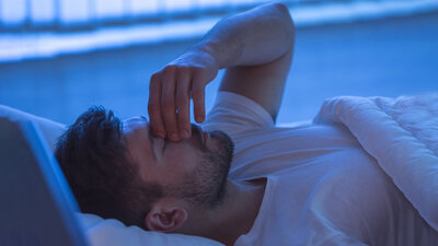 Wer schlaflos ist, ist nicht allein: Rund zehn Prozent aller Erwachsenen kämpfen mit anhaltenden Schlafstörungen.