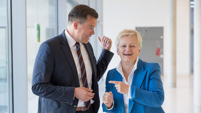 Gero Hocker und Renate Künast (beide Mitte) arbeiten in der Ampel gemeinsam an Ernährungsthemen. Mit der Apotheken Umschau trafen sie sich im Bundestag