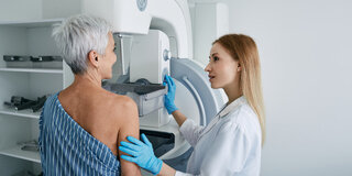 Frau beim Mammographie-Screening