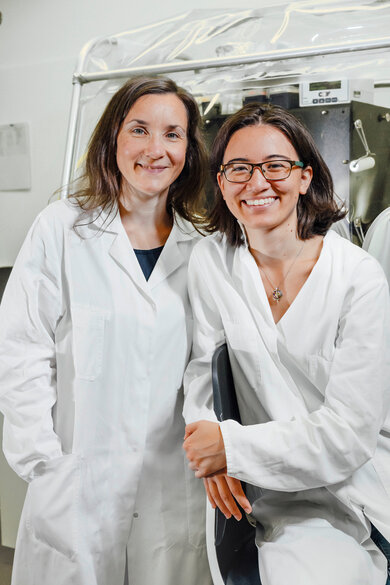 Prof. Dr. Lisa Maier (l.) und Melanie Brauny erforschen an der Universität Tübingen, wie sich Arzneien wie Psychopharmaka auf das Mikrobiom auswirken.