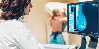 Eine regelmäßige Mammographie wird Frauen ab 50 Jahren empfohlen um Brustkrebs im Frühstadium zu erkennen. 