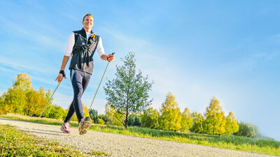 Mann beim Nordic Walking