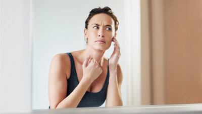 Lästige Hautunreinheiten: Hormone, Stress und Pflegefehler können zu Pickeln führen.