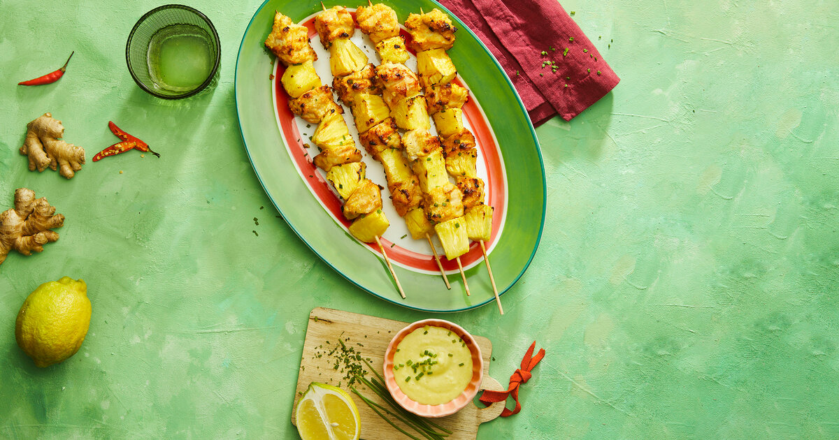 Hähnchenspieße mit Ananas und Ingwer-Kokos-Soße | Apotheken Umschau