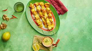 Hähnchenspieße mit Ananas und Ingwer-Kokos-Soße.