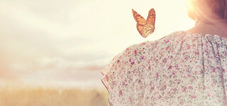 Frau in der Sonne mit Schmetterling