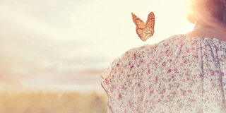 Frau in der Sonne mit Schmetterling