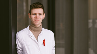 Amon Ottersberg, 22, arbeitet in einer Apotheke. Sein Schwerpunkt: die HIV-Beratung. Da er selbst an dem Virus erkrankt ist, versteht er die Ängste und Sorgen der Kundinnen und Kunden nicht nur aus fachlicher Sicht