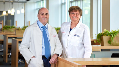 Der Nobelpreis für Medizin geht an Katalin Karikó (r.) und Drew Weissman.