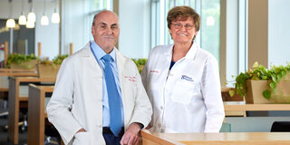 Der Nobelpreis für Medizin geht an Katalin Karikó (r.) und Drew Weissman.