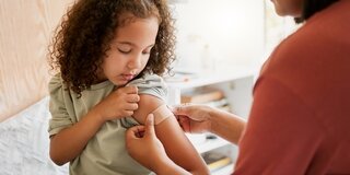 Ein Piks zur Vorbeugung: Bislang ist die Grippe-Impfung nur für Kinder mit bestimmten Vorerkrankungen empfohlen.