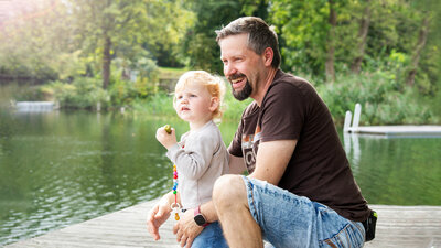 Einfach mal den Nachmittag am See genießen: Jakob Karolak und sein Sohn Julius.
