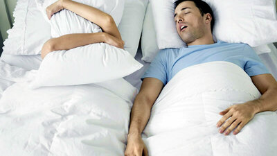 Mann schnarcht und Frau kann nicht schlafen