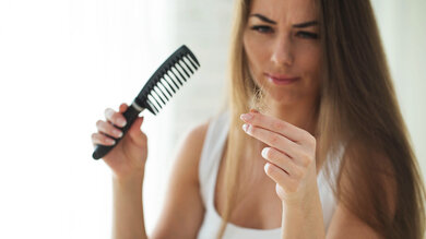 Auf die Menge kommt es an: Ein Haarverlust von bis zu 100 Haaren am Tag ist normal.
