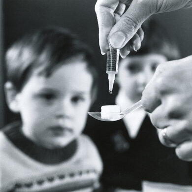 Die Impfung gegen Kinderlähmung war früher eine Schluckimpfung
