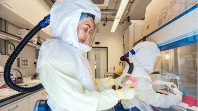 Die Forschung am Impfstoff gegen SARS-CoV-2 beginnt im Labor