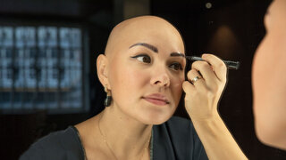Bis die Haare nach einer Krebstherapie nachwachsen, dauert es einige Monate. Fehlende Augenbrauen kann man solange nachzeichnen.