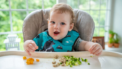 Babys erkunden ihre Welt gern - auch die Welt der Nahrungsmittel. Beim Baby Led Weaning entscheiden die Kleinen ganz allein, was sie essen wollen und was nicht.