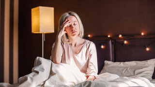 Obwohl sie meist schlechter schlafen: Brauchen Frauen mehr Schlaf als Männer? Im Durchschnitt ja, lautet die Antwort.