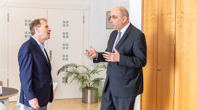 Dr. Achim Schneider (links), Leiter des Medizin-Ressorts bei der Apotheken Umschau, im Gespräch mit dem RKI-Präsidenten