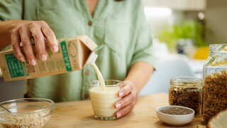Laktosefreie Alternative: Hafermilch ist klimschonend in der Produktion, enthält jedoch kaum Vitamine.