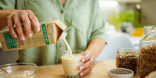 Laktosefreie Alternative: Hafermilch ist klimschonend in der Produktion, enthält jedoch kaum Vitamine.