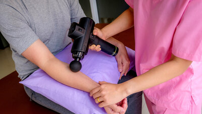Gutes für die Muskeln: Massagepistolen sollen eine schmerzlindernde Wirkung haben.