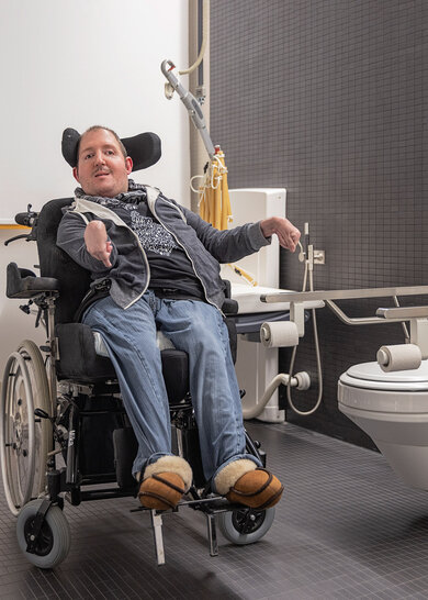 Julian Spiess wünscht sich, dass öffentliche behindertengerechte Toiletten besser ausgestattet sind.