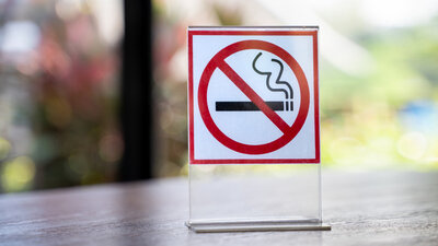 Ein Schild mit einer durchgestrichenen Zigarette