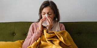 Die Zahl der Atemwegserkrankungen ist im Dezember erneut gestiegen. Etwa jeder Zehnte ist derzeit krank.