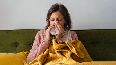Die Zahl der Atemwegserkrankungen ist im Dezember erneut gestiegen. Etwa jeder Zehnte ist derzeit krank.