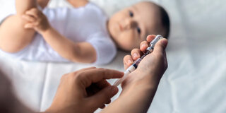 Babys vor Meningokokken B schützen: Empfohlen werden drei Impfdosen – im Alter von zwei, vier und zwölf Monaten.