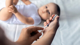 Das Erkrankungsrisiko ist im ersten Lebensjahr am höchsten – eine Impfung schützt.