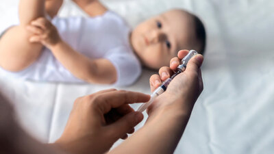Das Erkrankungsrisiko ist im ersten Lebensjahr am höchsten – eine Impfung schützt.
