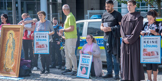 Wollen sich in das Leben ihnen unbekannter Schwangerer einmischen: Abtreibungsgegner vor einer Beratungsstelle von Pro Familia in Frankfurt am Main.