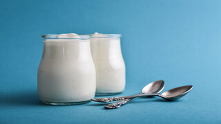 Hundert Gramm Joghurt enthalten ein bis zwei Würfel Zucker.