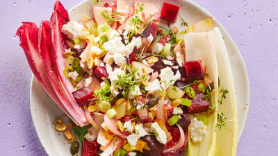 Chicorée-Salat mit Roter Bete und Feta.