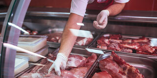 Ab 1. Februar 2024 muss auch Fleisch an der Bedientheke einen Herkunftsnachweis tragen.