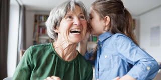 Digtial Ratgeber Hören Hörgeräte Zuhören Oma Großmutter Enkelin Flüstern Lachen lustig
