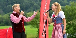Das Vater-Tochter-Duo  Stefanie und Eberhard Hertel macht bis heute gemeinsam Musik. Hier bei der Einweihung der „Stefanie Hertel Brückerl-Bank“ in Aschau.