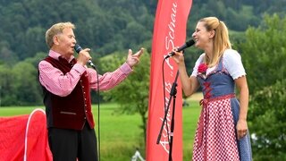 Das Vater-Tochter-Duo  Stefanie und Eberhard Hertel macht bis heute gemeinsam Musik. Hier bei der Einweihung der „Stefanie Hertel Brückerl-Bank“ in Aschau.