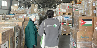 Zwischenstation in Jordanien: Vom Logistikzentrum in Amman geht die Hilfslieferung mit Medikamenten nach Ägypten und dann weiter zu ihrem Ziel nach Gaza.