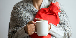 Wärmflasche, Decke und Tee: Wie kälteempfindlich jemand ist, hängt von verschiedenen Faktoren ab.