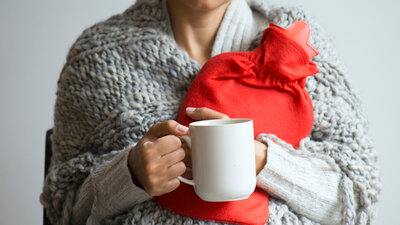 Wärmflasche, Decke und Tee: Wie kälteempfindlich jemand ist, hängt von verschiedenen Faktoren ab.
