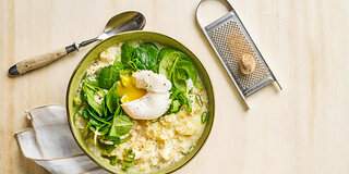 Kartoffelporridge mit Spinat und Ei.