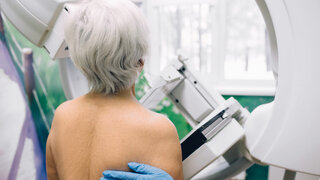 Eine Frau bei der Brustkrebsfrüherkennung. 