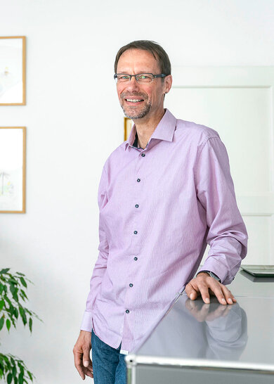 Jens Flassbeck ist Psychologe und Buchautor und arbeitet mit Angehörigen von Suchtkranken