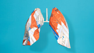 In Illustration zeigt zwei Lungenflügel, die aus Organspenderausweisen gefaltet sind.