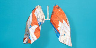 In Illustration zeigt zwei Lungenflügel, die aus Organspenderausweisen gefaltet sind.