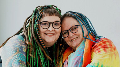 Karina (links) und Sheila mögen beide Dreadlocks und Marzipan. Beide finden Beige unangenehm. Karina sagt: „Das ist eine unehrliche Farbe“